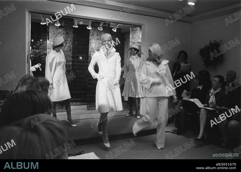 Mode:. Damenmode 1972. Modenschau mit Modellen von Uli Richter (Berlin). Foto, 7.10.1972.