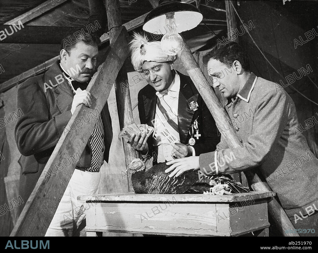 ANTONIO OZORES and JOSE LUIS OZORES in SALTO MORTAL, 1961, directed by MARIANO OZORES. Copyright CINEMATOGRAFICA HISPANICA, S.A.