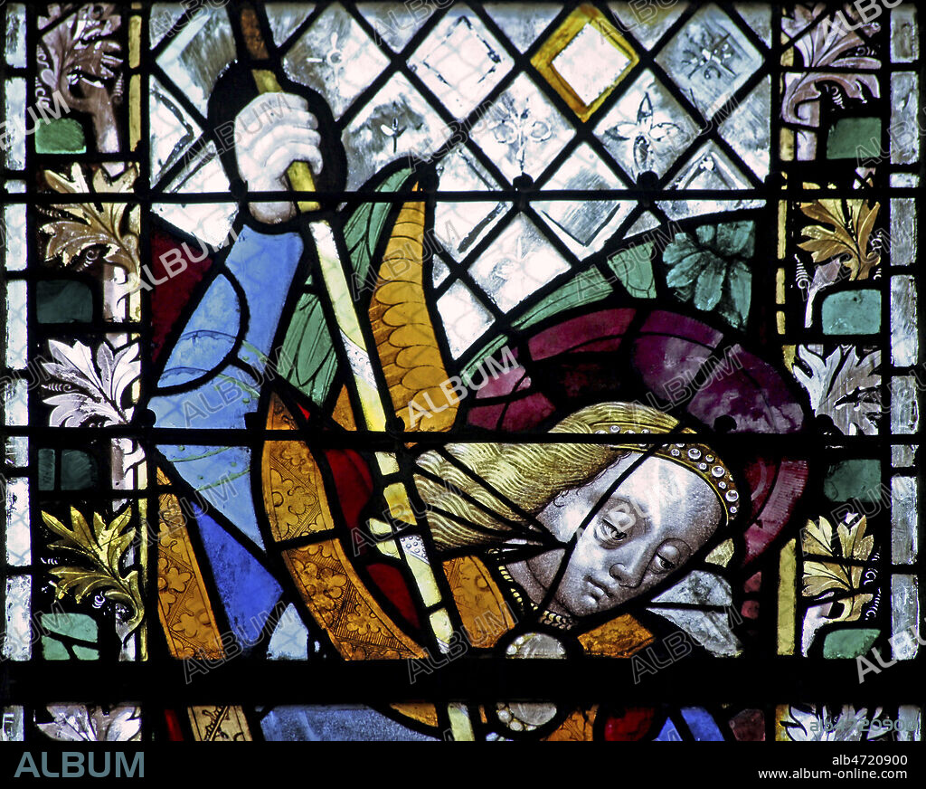 St Michel terrassant le demon (ou draon) - detail. Vitrail de la cathedrale de Rouen datant du 15eme s. Photographie par Painton Cowen. Credit : Collection Cowen/KHARBINE-TAPABOR.