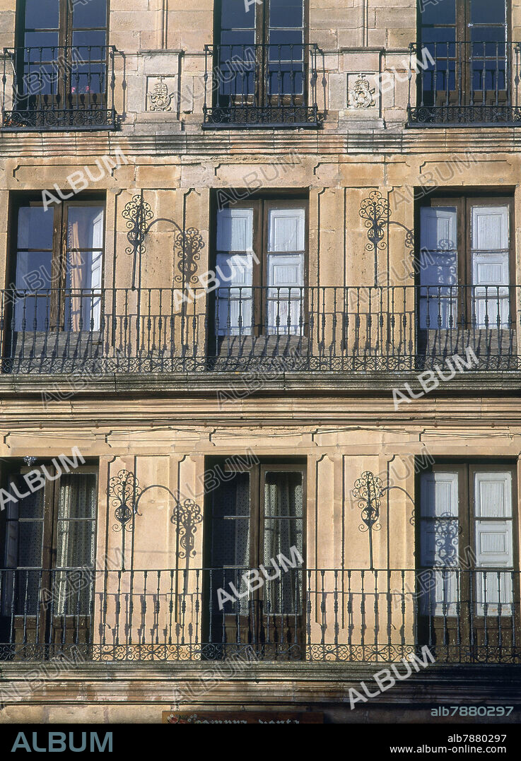 FACHADA DE CASA CON BALCONES CON FORJA - FOTO AÑOS 90.