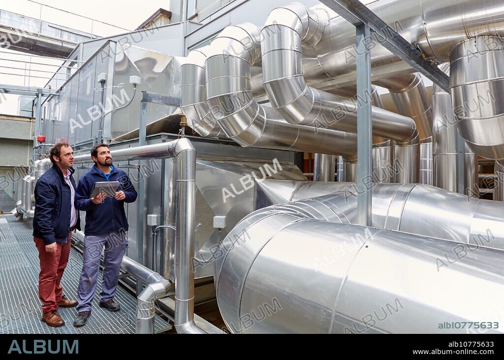 Maintenance worker, Installation of air conditioning, Ventilation air filters of the operating rooms, Hospital Donostia, San Sebastian, Gipuzkoa, Basque Country, Spain.