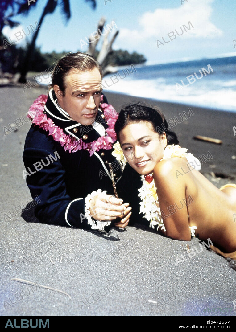 MARLON BRANDO y TARITA en REBELIÓN A BORDO, 1962 (MUTINY ON THE BOUNTY), dirigida por LEWIS MILESTONE. Copyright METRO GOLDWYN MAYER.
