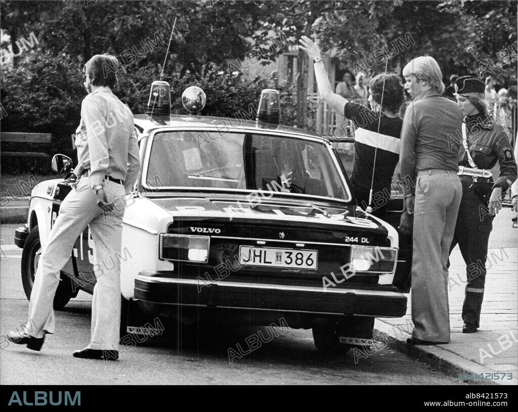 Stockholm 1977-08-09. Operation Leo, namn på en planerad kidnappning av statsrådet Anna-Greta Leijon som leddes av den tyske terroristen Norbert Kröcher. Operationen ansågs vara en hämndaktion då Leijon ansvarat för utvisningen av de fem överlevande terroristerna från Västtyska ambassaddramat i Stockholm två år tidigare. Säkerhetspolisen avslöjade planerna och såväl tyska som svenska medborgare dömdes för brotten. BILDEN: Många intresserade besökare iakttog när rättegången flyttades från rådhuset till källarlokalen där terroristerna planerat att lämna Leijon. Foto: Tomas Oneborg / SvD / TT / kod 12014.