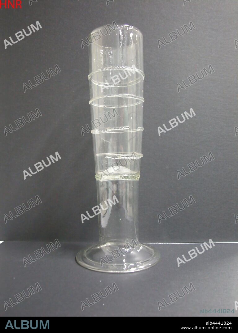 Pass glass Pass glass, Pass glass made of clear, colorless glass, cylindrical on a base with folded edge. Four serrated rings around. The bottom is at seventeen centimeters., anonymous, Germany, 1600 - 1699, glass, glassblowing, h 29.4 cm d 7.0 cm d 11.1 cm.