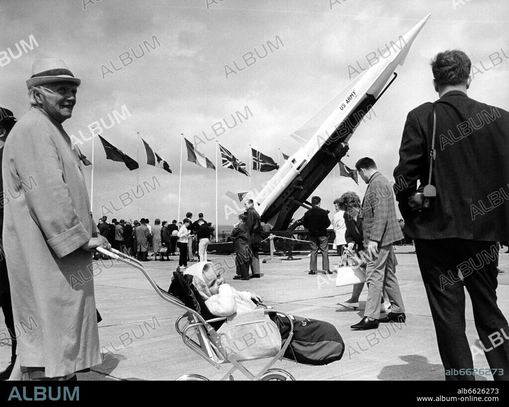 Thousands of visitors came to the open day at the US forces at the US military airport in Wiesbaden-Erbenheim on 8th May 1965. 08/05/1965