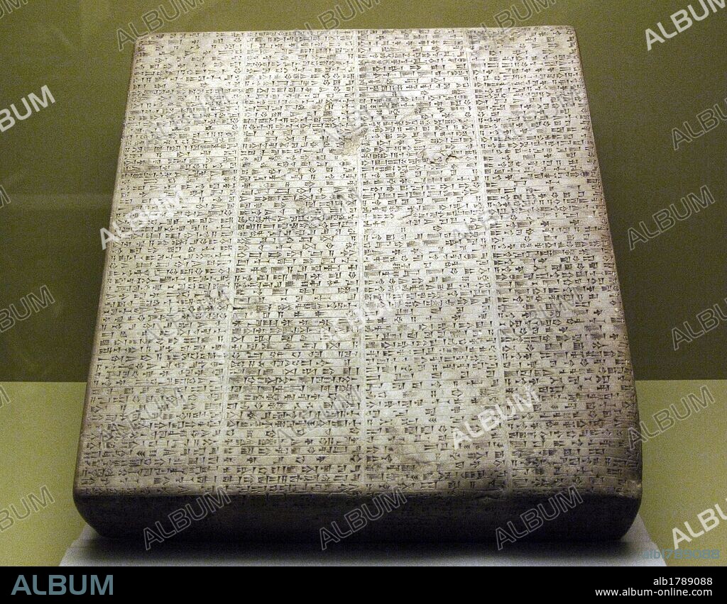 INSCRIPCION DE LA COMPAÑIA DE LA INDIA. Tablilla en piedra caliza con ESCRITURA CUNEIFORME perteneciente al reinado de NABUCODONOSOR II (630-562 a. C), gobernante de la DINASTIA CALDEA de Babilonia que reinó entre 605-562 a. C. Exposición Babilonia. Museo del Louvre. París. Francia.