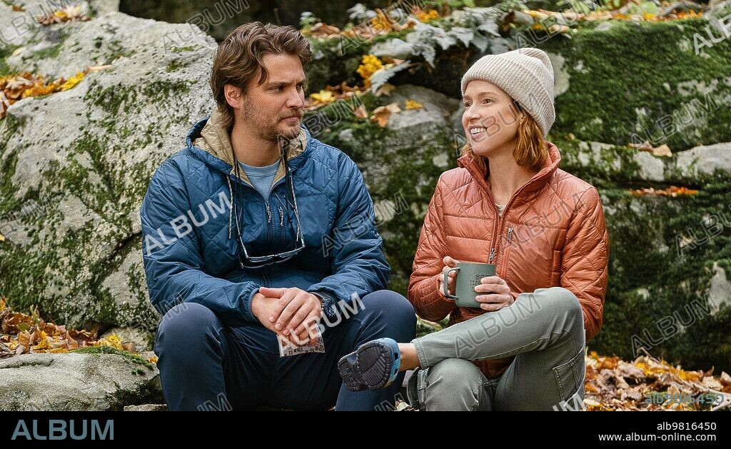ELLIE KEMPER et LUKE GRIMES dans HAPPINESS FOR BEGINNERS, 2023, réalisé par VICKY WIGHT. Copyright Cranetown Media.