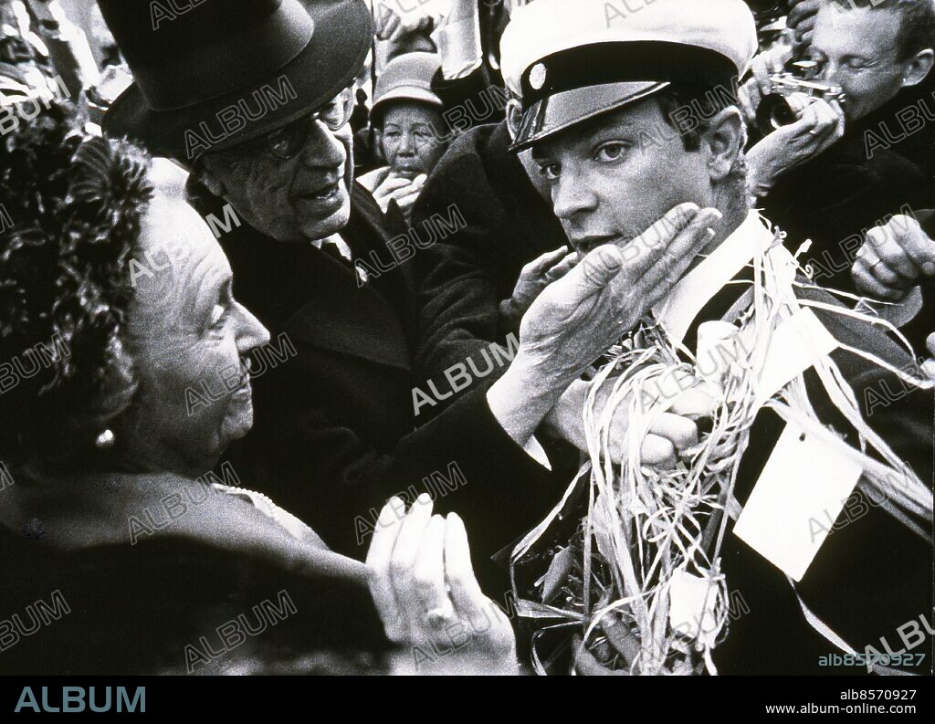 SIGTUNA 19660422. Sveriges kronprins Carl Gustaf gratuleras av sin mor prinsessan Sibylla och farfar Kung Gustaf VI Adolf vid firandet av kronprinsens studentexamen vid Sigtuna Humanistiska läroverk 22:a april 1966 i Sigtuna.. Foto: Pressens Bild / SCANPIX / Kod: 190. ----------------------------------------------------------------. FILE 19660422. Sweden's Crown Prince Carl Gustaf is congratulated by his mother, Princess Sibylla and grandfather King Gustaf VI Adolf during the celebration of Crown Prince’s graduation from Sigtuna Boarding School 1966 April 22 in Sigtuna, Sweden.. Photo: Pressens Bild / SCANPIX SWEDEN / Code: 190. *** Local Caption *** 00153281.