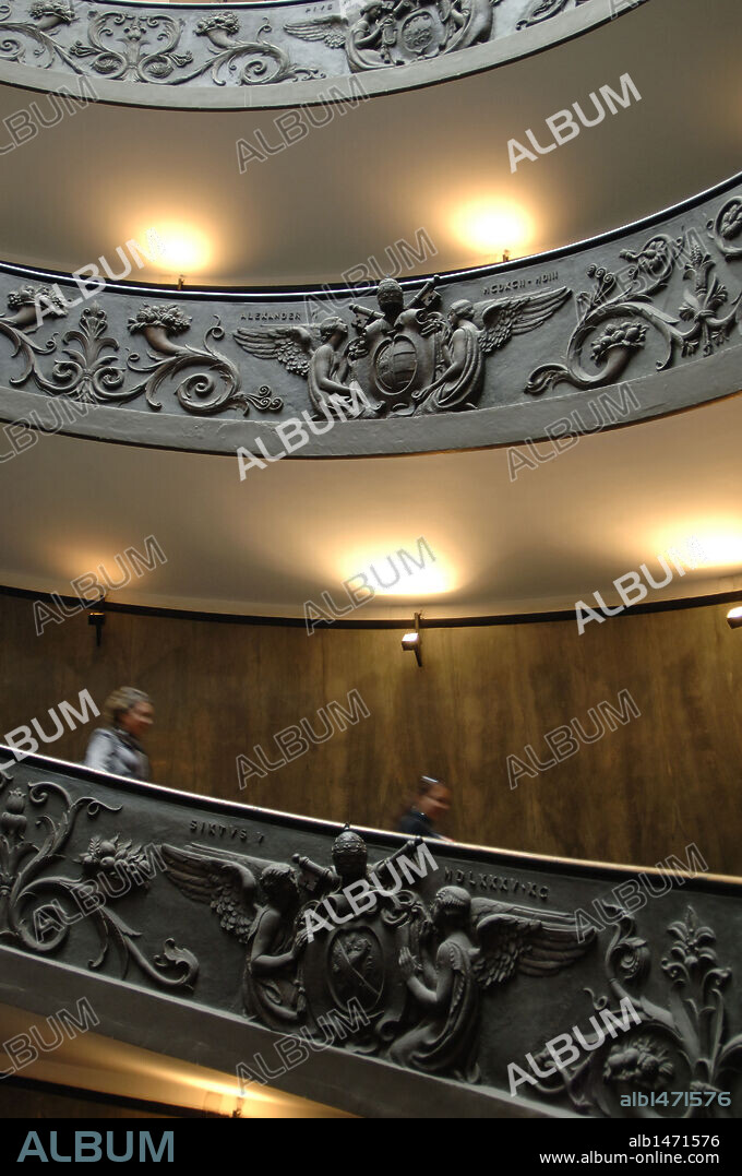 MUSEOS VATICANOS. Vista de la ESCALERA DE CARACOL, obra de Giuseppe MOMO, de 1932. La balaustrada es diseño de Antonio MARAINI. Ciudad del Vaticano.