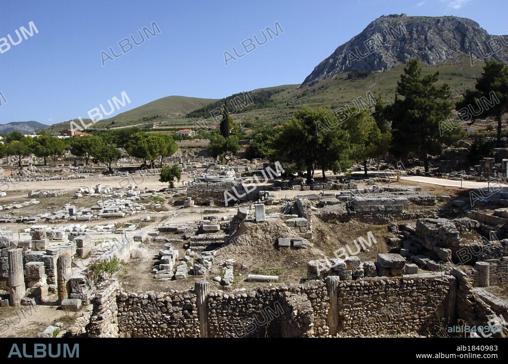 ARTE GRIEGO. GRECIA. RUINAS DE CORINTO. Vista general del yacimiento arqueológico. Provincia de Korinthia. Región del Peloponeso.