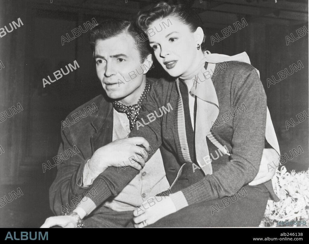 JAMES MASON y JUDY GARLAND en HA NACIDO UNA ESTRELLA, 1954 (A STAR IS BORN), dirigida por GEORGE CUKOR. Copyright WARNER BROTHERS.
