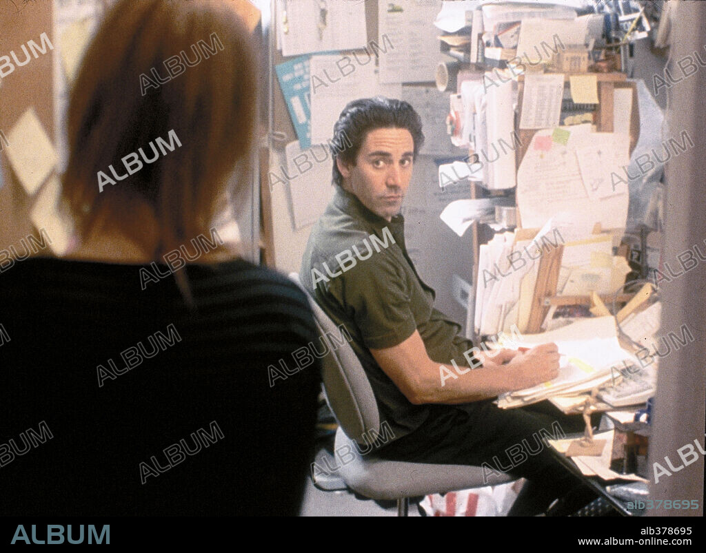 JENNIFER WESTFELDT and SCOTT COHEN in KISSING JESSICA STEIN, 2001, directed by CHARLES HERMAN-WURMFELD. Copyright BRAD ZIONS FILMS/CINERIC/EDEN WURMFELD FILMS/MICHAEL ALDEN.