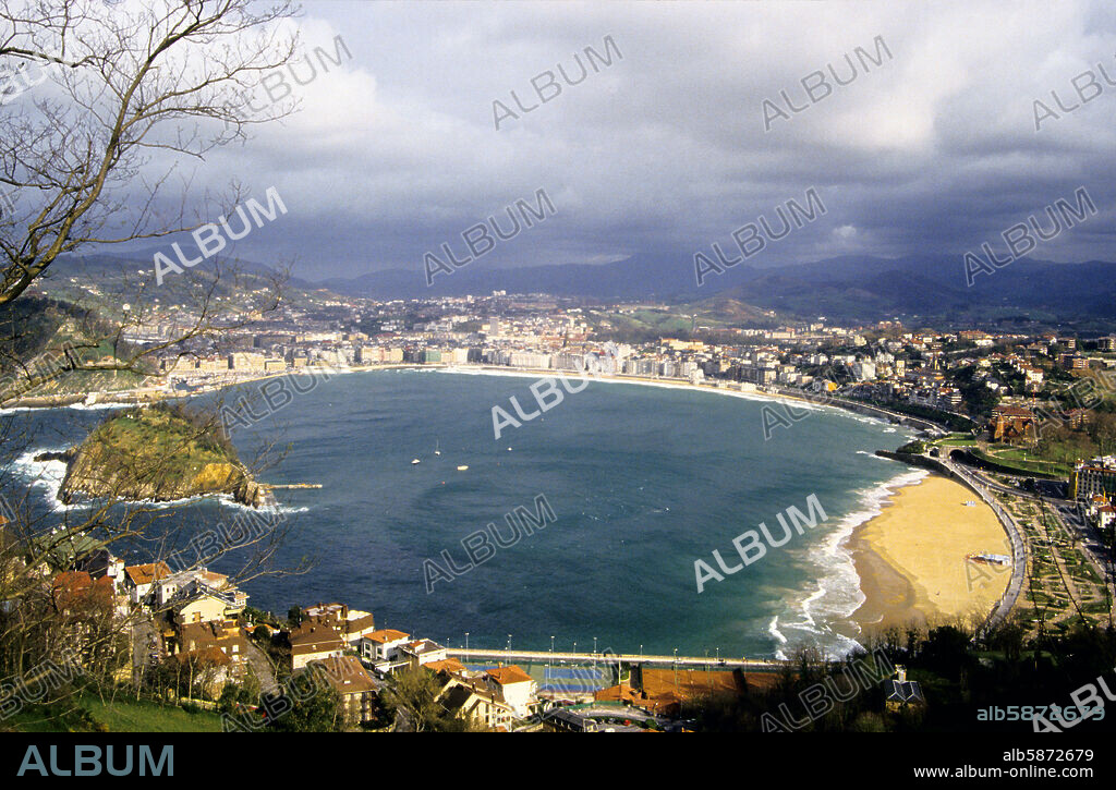 San Sebastián / Donostia; vista general a la bahia de La Concha y ciudad desde Monte Igueldo.