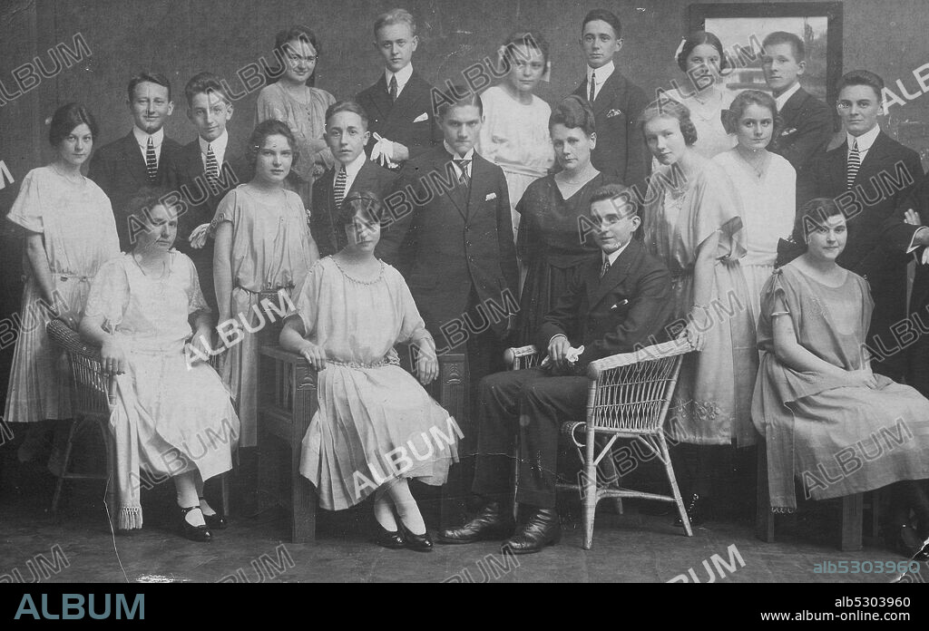 Group photo of an extended family in elegant clothes, family photo, ca 1910, Germany  /  Gruppenfoto einer Großfamilie in eleganter Kleidung, Familienfoto, ca 1910, Deutschland, Historisch, historical, digital improved reproduction of an original from the 19th century / digitale Reproduktion einer Originalvorlage aus dem 19. Jahrhundert.