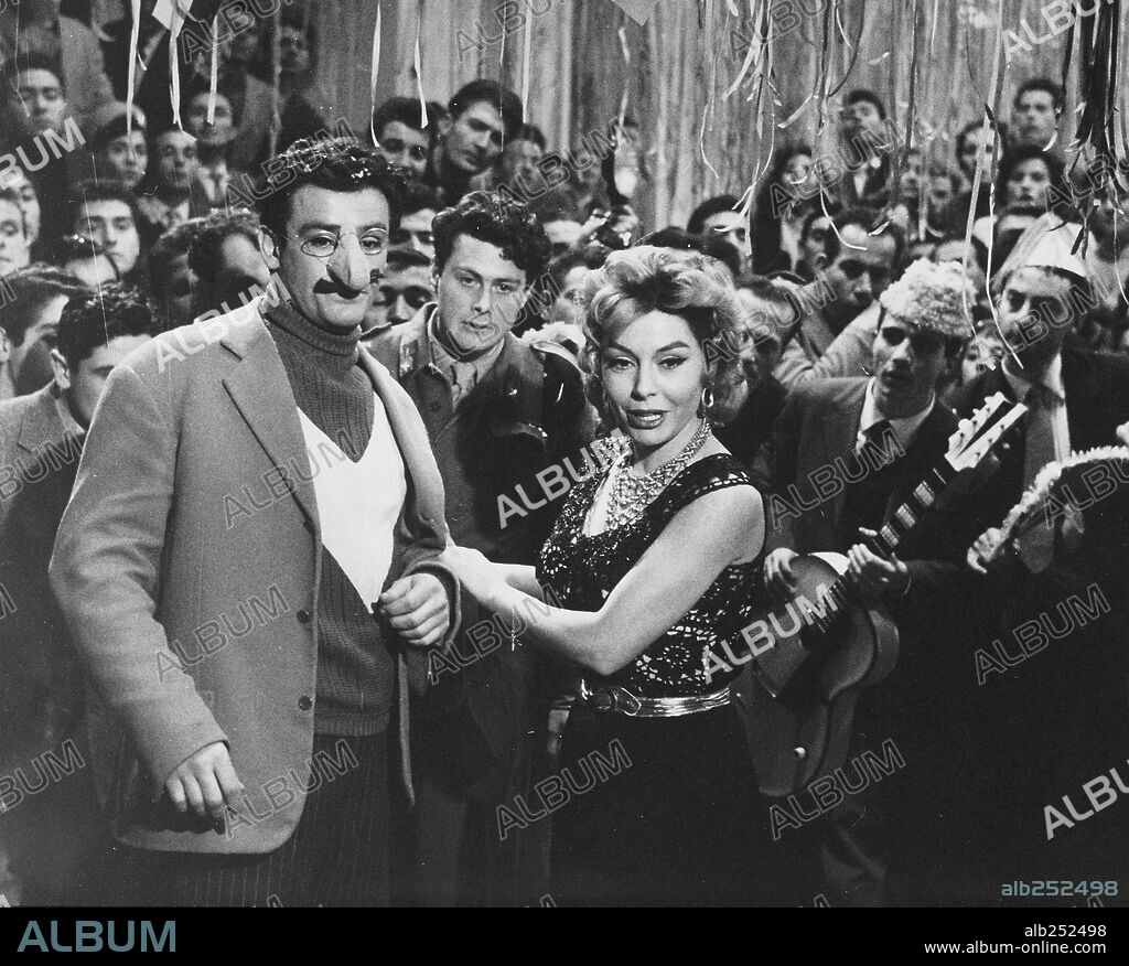 ROSSANA RORY y VITTORIO GASSMAN en RUFUFÚ, 1958 (I SOLITI IGNOTI), dirigida por MARIO MONICELLI. Copyright LUX FILM.