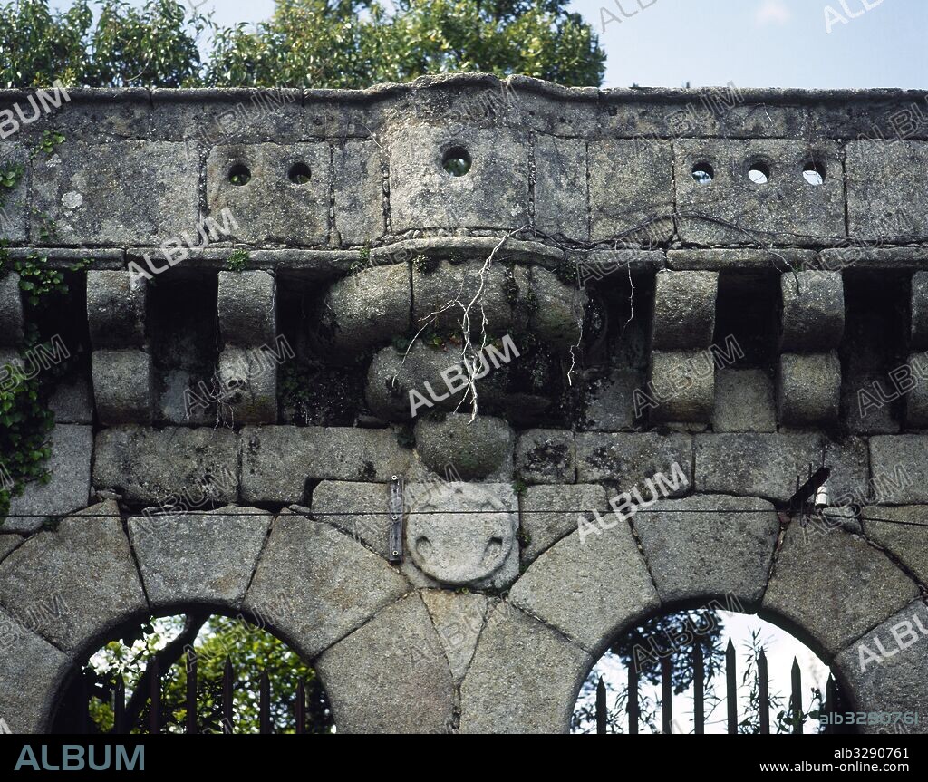 PALACIO DE VILLENA. Construido por orden de Don Alvaro de Luna en el año 1423. Detalle del muro exterior. CADALSO DE LOS VIDRIOS. Comunidad de Madrid. España.