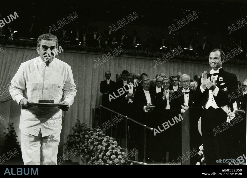 STOCKHOLM 1982-12-10. Gabriel Garcia Marquez receive his Nobel Literature Award from King Carl Gustaf of Sweden during a ceremony at the Concert Hall of Stockholm, Sweden, December 10, 1982. Photo Jan Collsioo / SCANPIX Code 001.