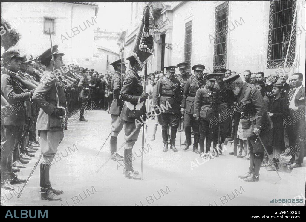 28 abril 1931. Córdoba: el general Cabanella comandante general de Andalucía visita nuestra Capital. El general Cabanella Revistando el escuadrón de caballería de Saguntos Formado delante del gobierno militar para Rendirle Honores.