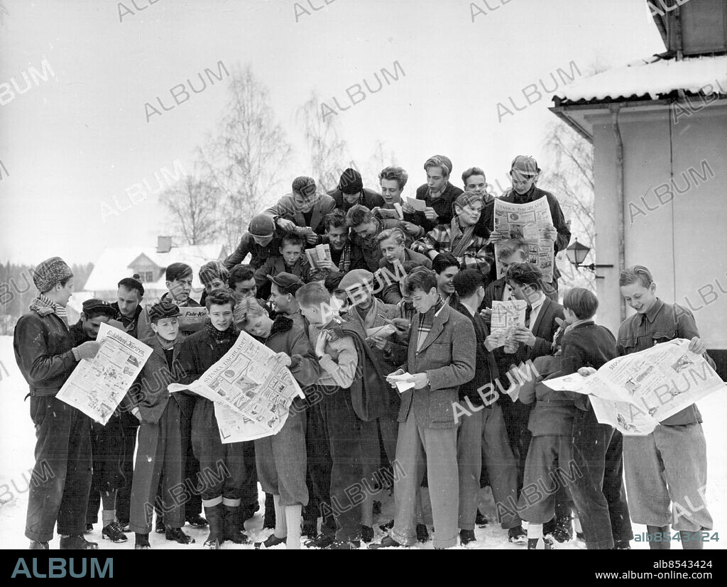 Stjärnhov 1951-03-13. Elever på internatskolan Solbacka läroverk läser Svenska Dagbladet . Foto: SvD / TT / kod 12014.