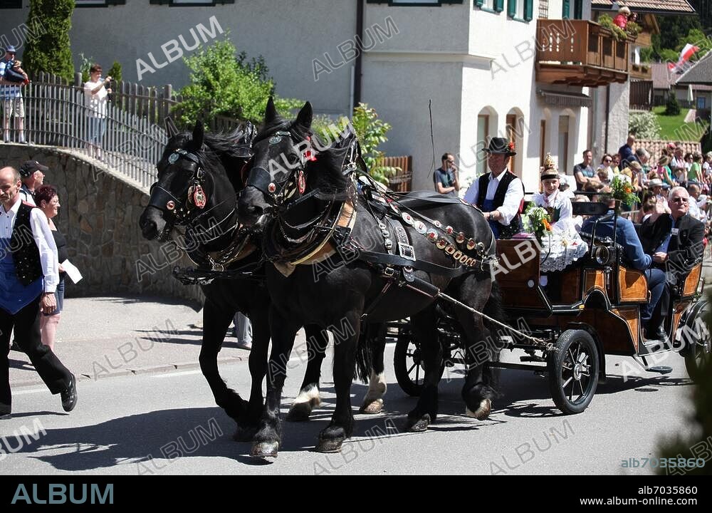 Teilnehmer am traditionellen Oswald von Wolkenstein-Ritt in Seis am Schlern, Südtirol,.