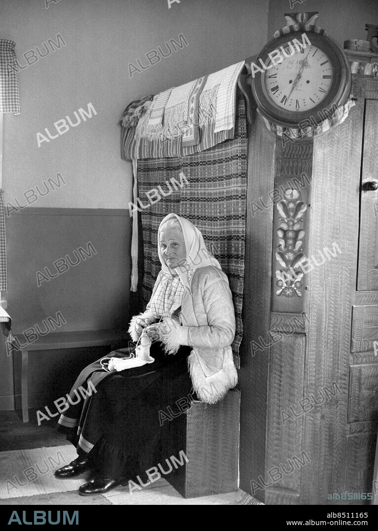 Mora 1949-04-22. Margit Eriksson, modellen till konstnären Anders Zorns tavla "Kål-Margit", vid skåpsängen i köket i Färnäs . Foto: SvD / TT / kod 12014.