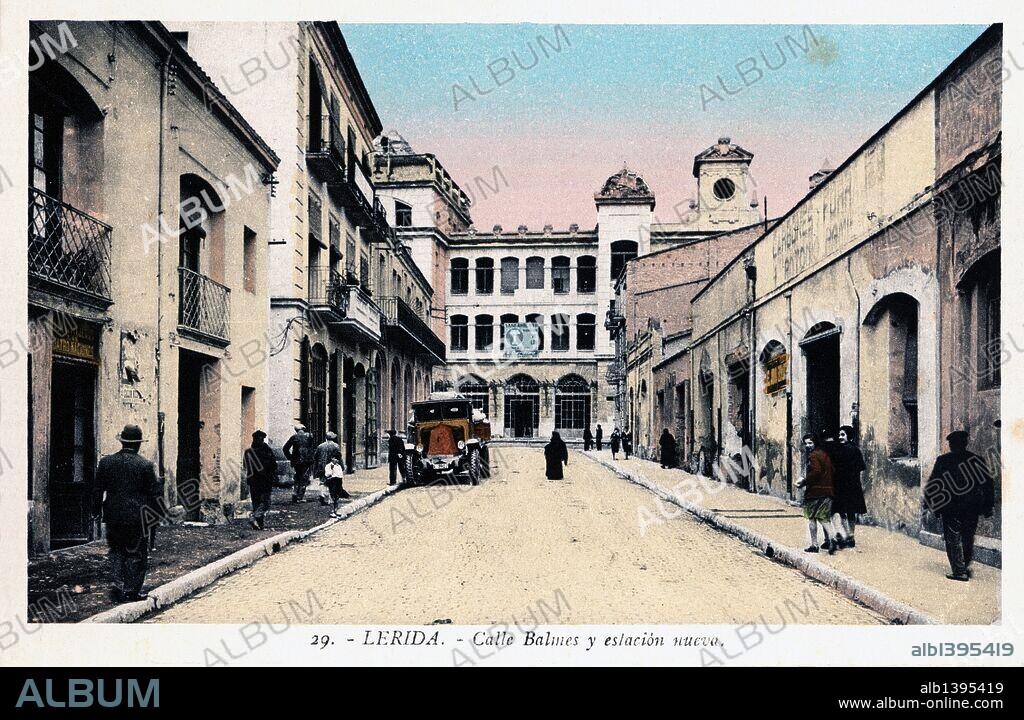 Lleida. Vista de la calle Balmes y la estación nueva del ferrocarril al fondo. Años 1920.