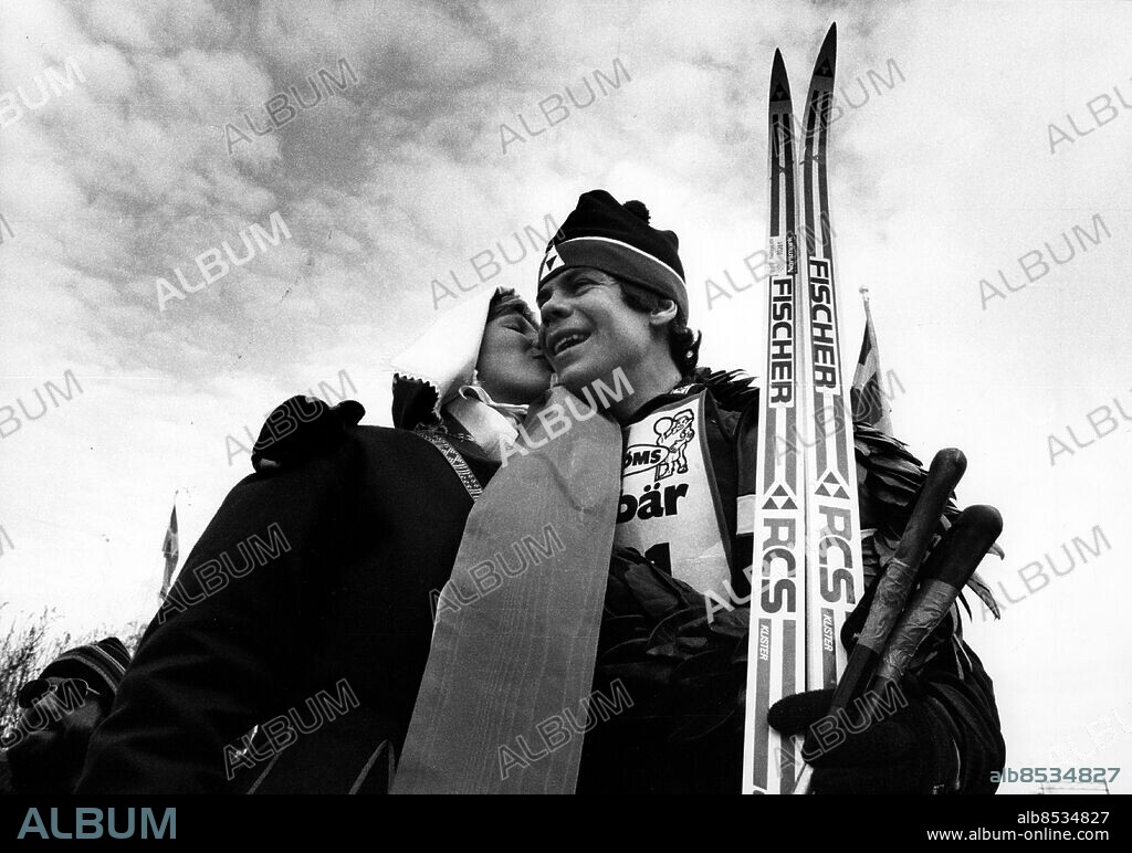 MORA 19840304 . Hans Persson, Åsarna, vinner överraskande Vasaloppet 1984, och får en segerpuss av kranskullan Marie Andersson, dotter till förre skidstjärnan Bjarne Andersson.. Foto Ingvar Karmhed / SvD / SCANPIX . code 30082.