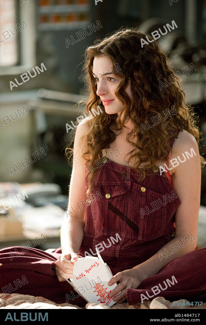 ANNE HATHAWAY in LOVE AND OTHER DRUGS, 2010, directed by EDWARD ZWICK. Copyright FOX 2000 PICTURES.
