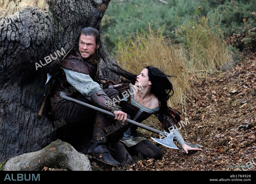 CHRIS HEMSWORTH et KRISTEN STEWART dans SNOW WHITE AND THE HUNTSMAN, 2012, réalisé par RUPERT SANDERS. Copyright UNIVERSAL PICTURES.
