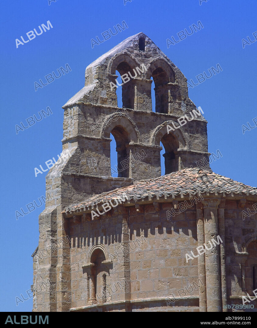 DETALLE DE LA ESPADAÑA DE LA ERMITA DE SAN FAGUN (FACUNDO) - ROMANICO BURGALES.