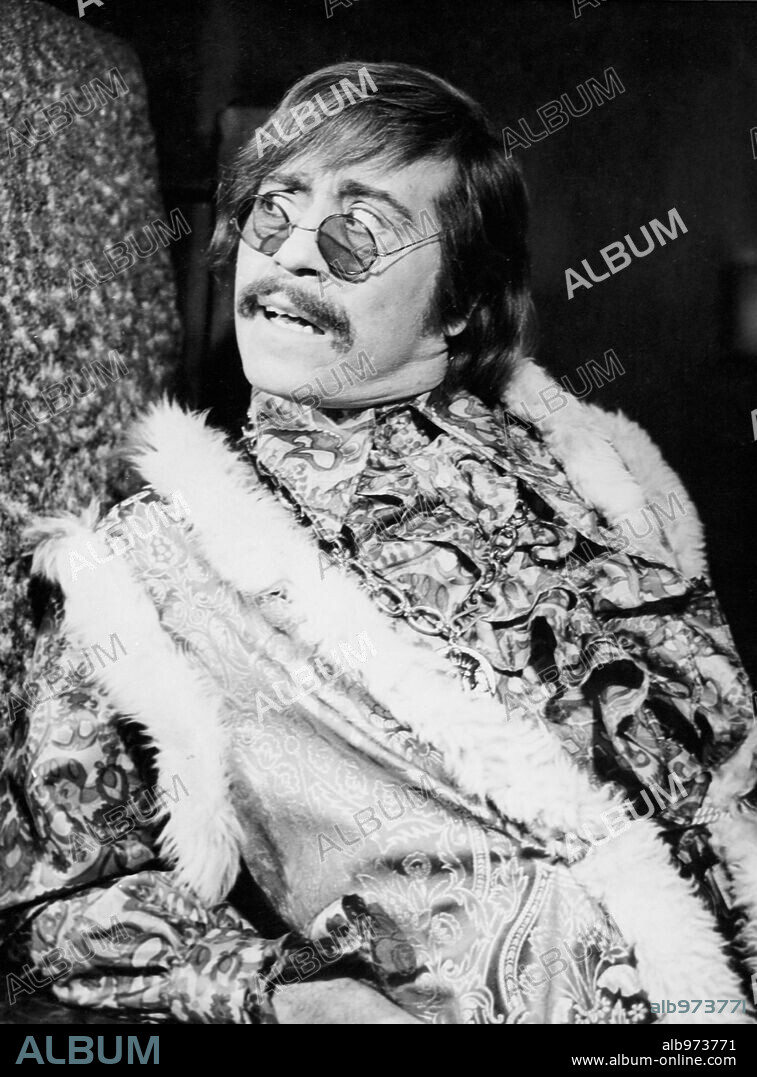JOSE LUIS LOPEZ VAZQUEZ en MI MARIDO Y SUS COMPLEJOS, 1969. Copyright PRODUCTORES-EXHIBIDORES FILMS.