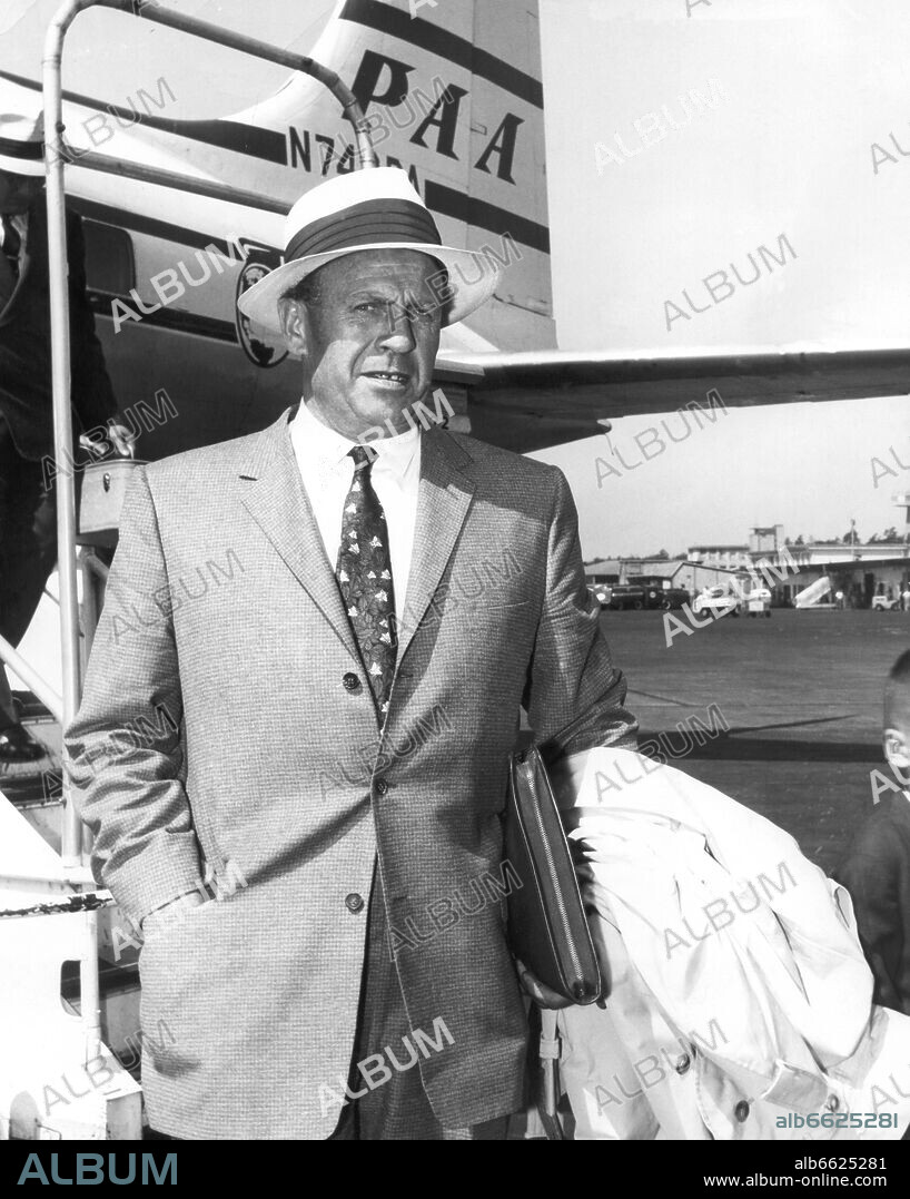 German industrialist Oskar Schindler arrives in Frankfurt am Main on the 4th of July in 1957. Schindler saved the lives of thousand of Jews in World War II. His actions had become public due to the Hollywood film "Schindler's List". Oskar Schindler was born on the 29th of April in 1908 in Zwittau and died on the 9th of October in 1974 in Hildesheim. 04/07/1957