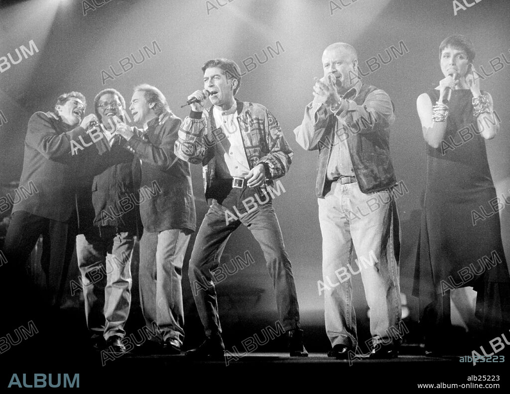 Ana Belén, Miguel Ríos, Pablo Milanés, Joan Manuel Serrat, Joaquín Sabina y Juan Echanove durante el concierto 'Mucho más que dos'. Palacio de Deportes de Gijón, 1994.