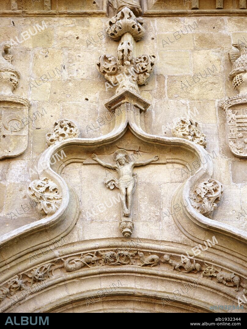 ARTE GOTICO-FLAMIGERO. ESPAÑA. IGLESIA DE LA ASUNCION. Construida entre 1486 y mediados del s. XVI en estilo gótico. Detalle del tímpano de la portada norte, con los escudos del TERCER DUQUE DEL INFANTADO y su esposa MARIA ALONSO PIMENTEL, patrocinadores de las obras del templo. COLMENAR VIEJO. Comunidad de Madrid.