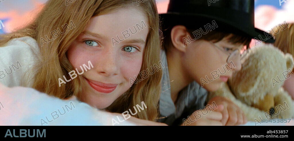HARRY NEWELL and RACHEL HURD-WOOD in PETER PAN, 2003, directed by P. J. HOGAN. Copyright UNIVERSAL STUDIOS / ILM.