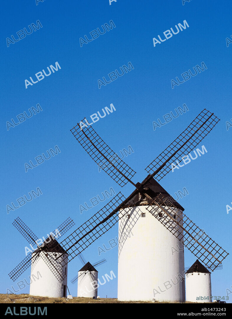 CASTILLA-LA MANCHA. CAMPO DE CRIPTANA. Paisaje de MOLINOS DE VIENTO. En primer término, el denominado "BURLETA" que data del año 1555. Tiene 6 m. de diámetro y 12 ventanillos orientados según los "doce aires". Declarado monumento nacional por su antigüedad. Provincia de Ciudad Real. España.