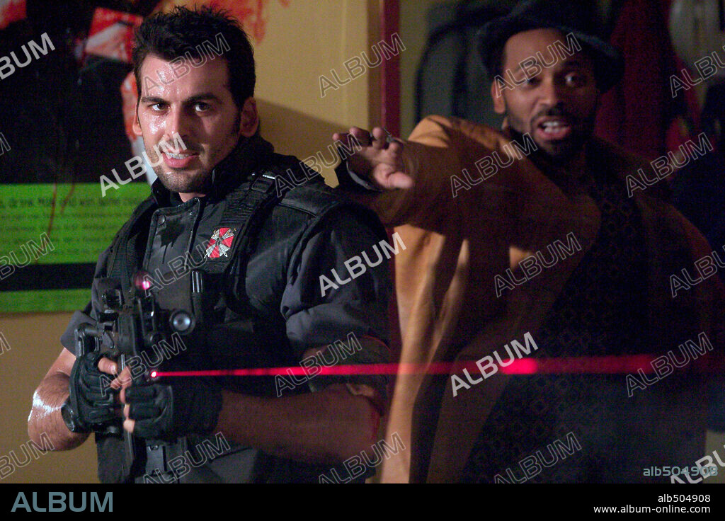 MIKE EPPS and ODED FEHR in RESIDENT EVIL: APOCALYPSE, 2004, directed by ALEXANDER WITT. Copyright COLUMBIA PICTURES.