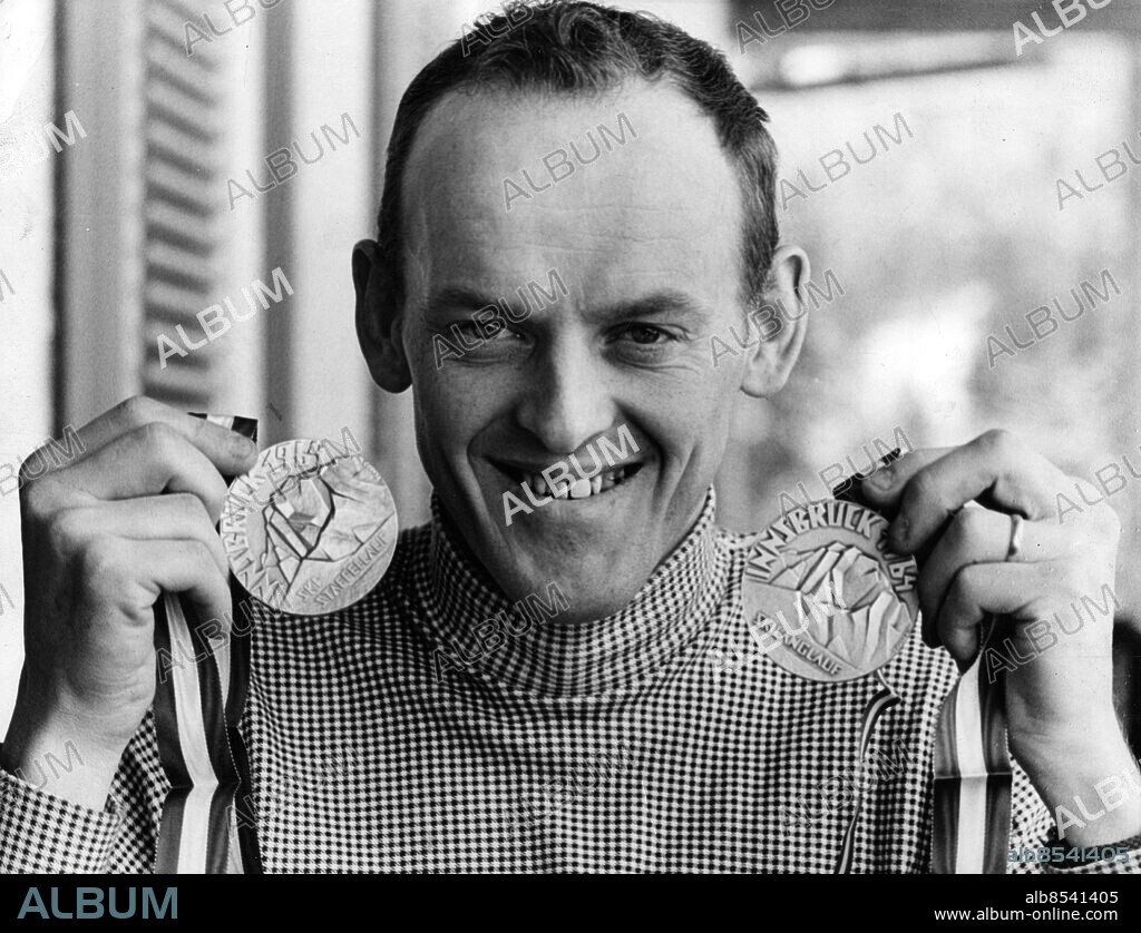 Arkiv 1962. Assar Rönnlund vinner guld på 15 kilometer och i stafett vid skid-VM i Zakopane. Här visar han upp medaljerna från OS i Innsbruck.. Foto: Reportagebild Kod: 37770. Scanpix Sweden.