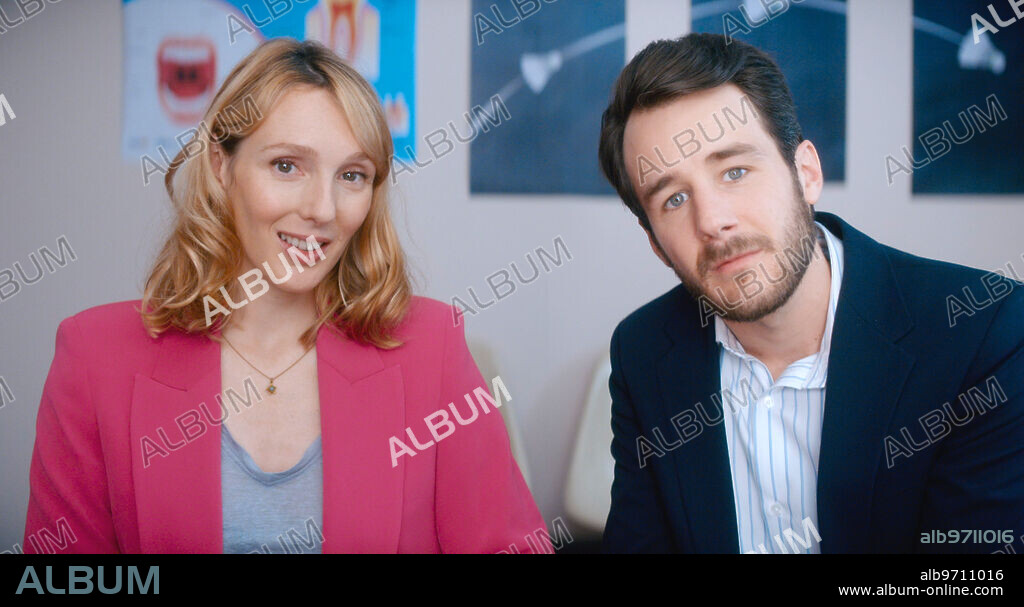 BERTRAND USCLAT and PAULINE CLEMENT in TWO OF A KIND, 2022 (JUMEAUX MAIS PAS TROP), directed by OLIVIER DUCRAY and WILFRIED MEANCE. Copyright Nac Films.