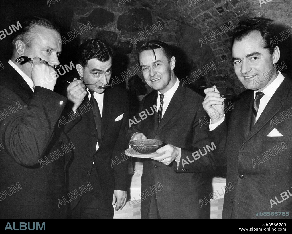 Stockholm 1966-11-28. Håkan Håkansson, Henry Nydén, Bo Lagercrantz och Werner Vögeli vid provsmakning med Lilla sällskapet i restaurang Aurora i Petersenska huset. Foto: Lennart Nygren / SvD / TT / kod 12014.