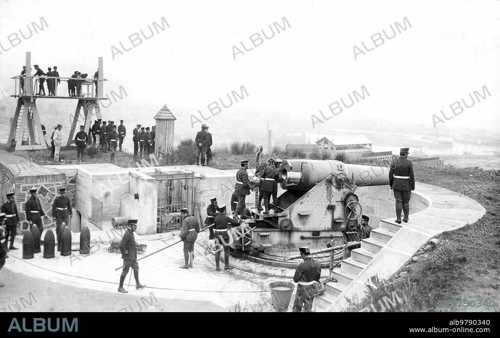 Barcelona, octubre de 1915. Escuelas prácticas de Artillería. La Batería de obuses «Álvarez de Castro» en la montaña de Montjuich durante unos ejercicios.