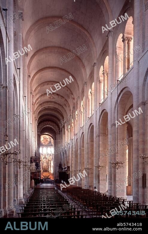 Toulouse (Dép. Haute-Garonne, France). Saint-Sernin. (1080 work started). Interior: Central aisle of the nave, looking to the east. Photo.