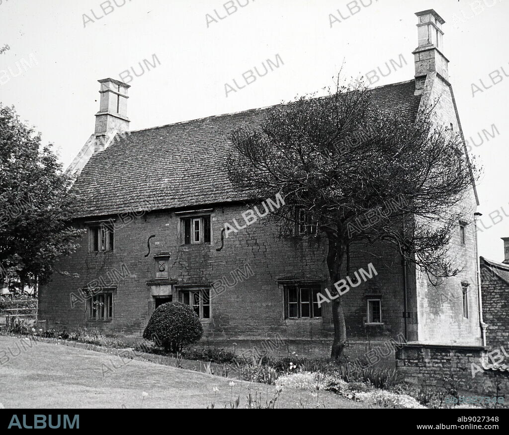 Woolsthorpe Manor, near Grantham, Lincolnshire, the house in which Isaac Newton (1642 - 1727), British scientist, was born.