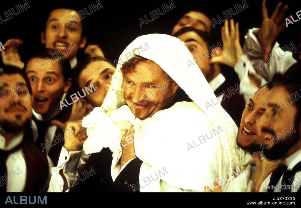 JIM BROADBENT in MOULIN ROUGE, 2001, directed by BAZ LUHRMANN. Copyright 20TH CENTURY FOX.