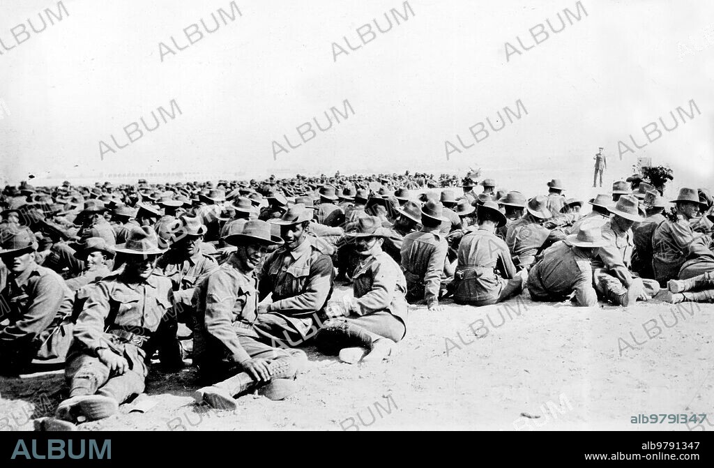 Mayo 1915. De la Guerra Europea. Tropas Canadienses en Egipto Oyendo una plática Religiosa Religiosa de su Pastor. Foto: R. Parrondo.
