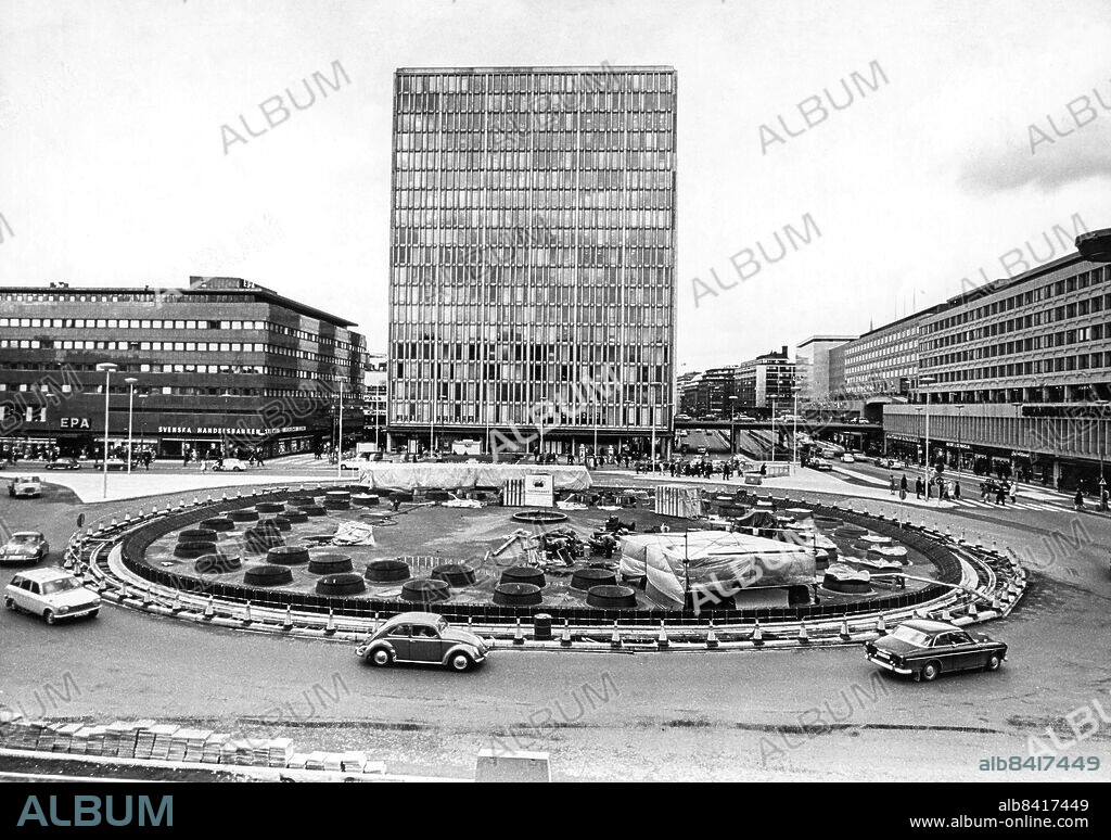 Stockholm 1965-10-27. Sergels torg under uppförande. Så här såg det ut vid Sergels torg, alldeles innan snön vräkte ned. Under den runda plattan (som skall bli damm) blir det inte någon krog på lång tid. Däremot kanske ett stockholmskt Speakers Corner och en kluddtavla för intresserade. Foto: Sam Stadener / DN / TT / Kod: 55. ** SvD OUT **.