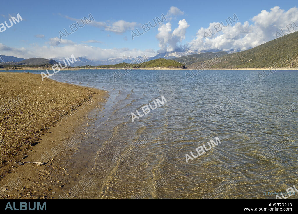 embalse de Mediano, Huesca, Aragón, cordillera de los Pirineos, Spain.