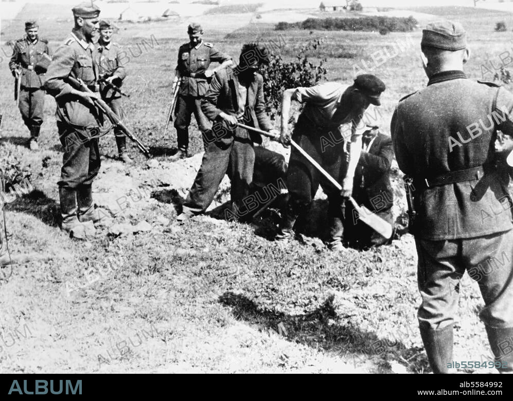 Geschichte:. 2. Weltkrieg / Ostfront. Wehrmachtssoldaten eines Exekutionskommandos zwingen russische Partisanen ihre Gräber selbst auszuheben. Foto, Juli 1941.