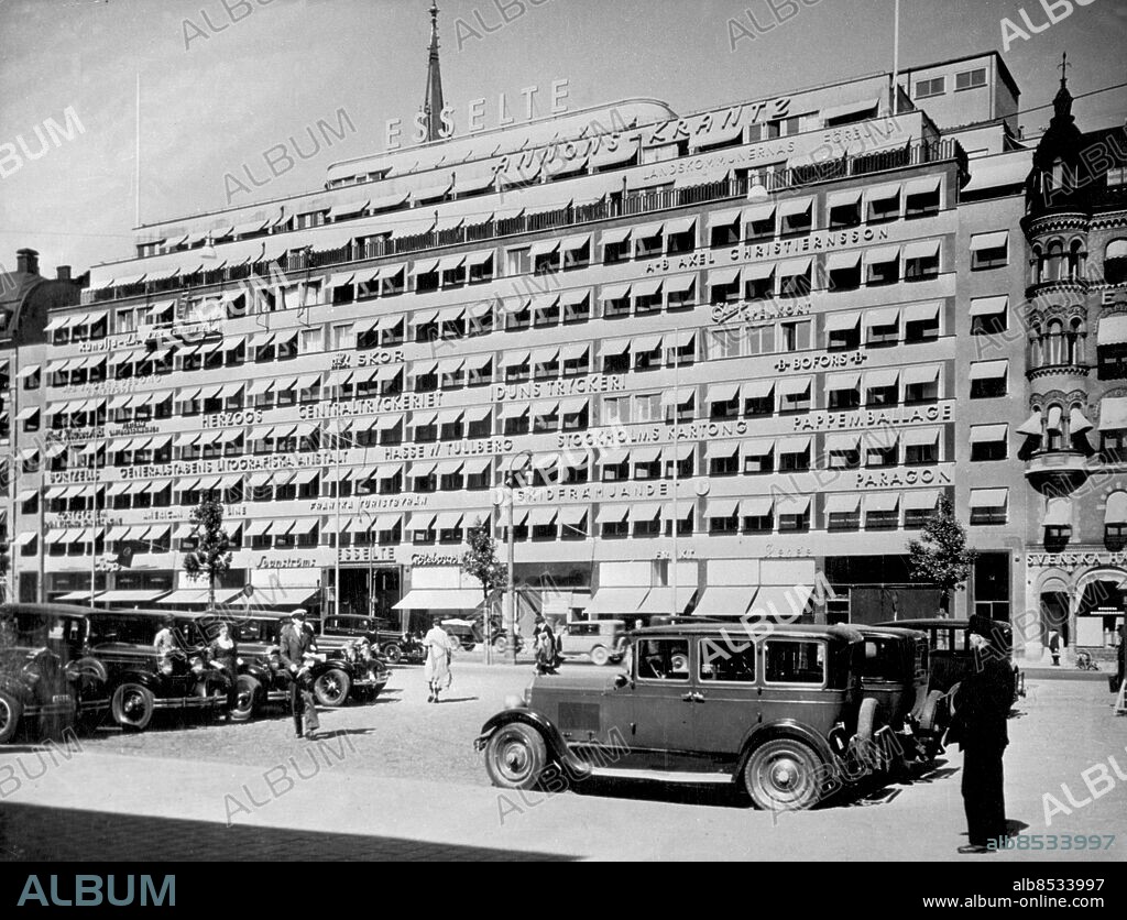 STOCKHOLM 1930-tal.. Utan bildtext. Not. Esselte 47 på Vasagatan. Anm. Publ i Den moderna staden tar form s. 473: Esseltes tryckeri och förlagshus vid Vasagatan i Stockholm, 1928-34, ritat av Ivar Tengbom med Nils Ahrbom som främste medarbetare. Funktionalism persons: Ivar Tengbom* sites: STOCKHOLM ;SVERIGE.