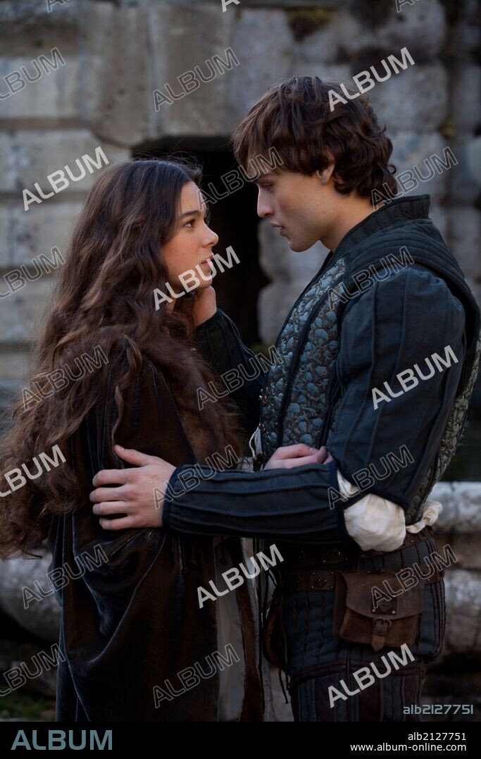 DOUGLAS BOOTH y HAILEE STEINFELD en ROMEO Y JULIETA, 2013 (ROMEO AND JULIET), dirigida por CARLO CARLEI. Copyright AMBER ENTERTAINMENT.